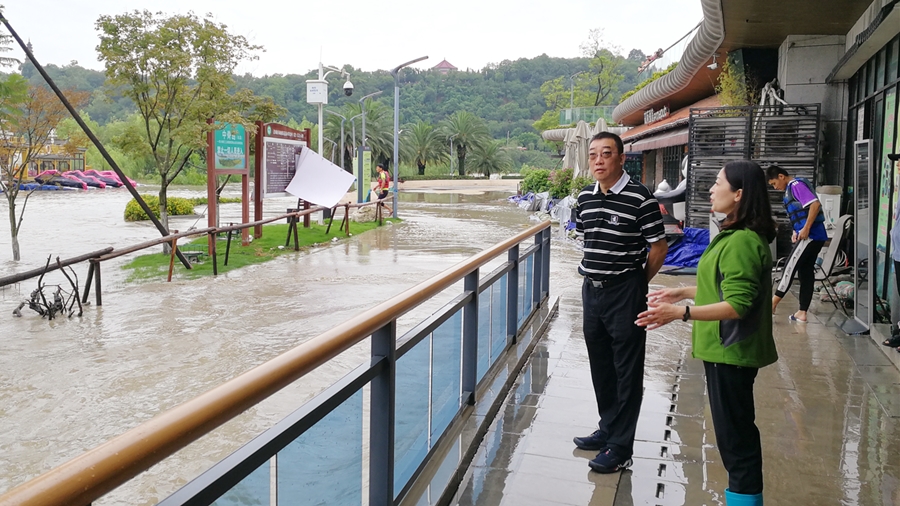 07-8月17日，程一書記在三江碼頭檢查雨后受災(zāi)情況_副本