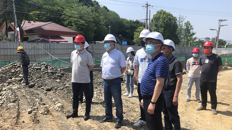 集團黨委委員、副總經(jīng)理倪丹帶隊督查南山路道路補短工程項目